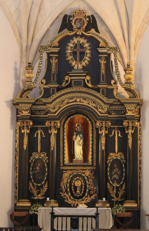 Aspecto del retablo, detrás del altar mayor, en la iglesia Dominica.