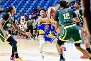 Mauricio B{aez-Richard Bautista, del club Mauricio Báez, es marcado por Juan Guerrero, de San Carlos.