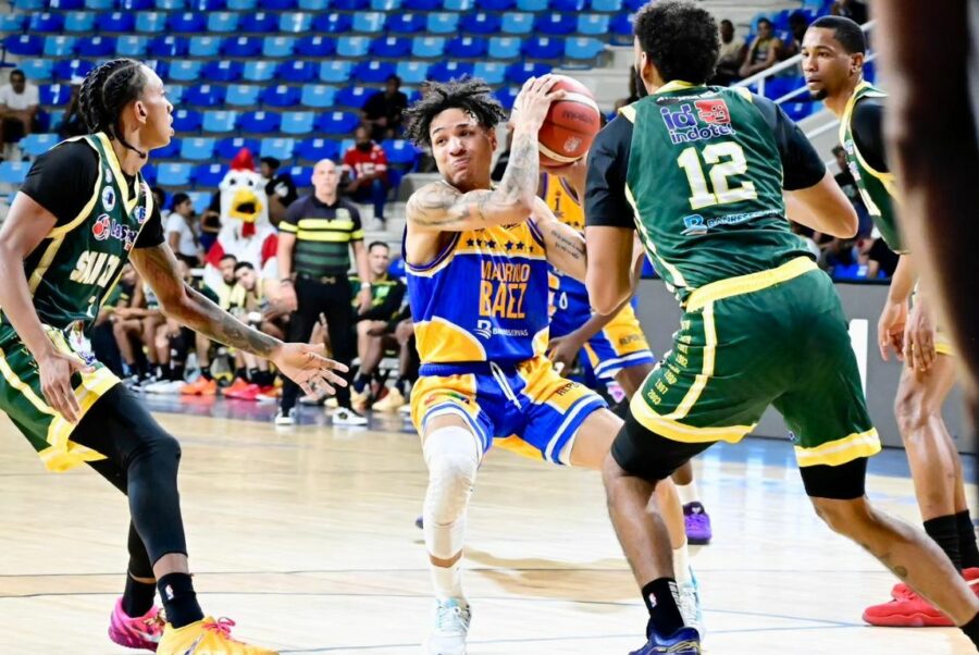 Mauricio B{aez-Richard Bautista, del club Mauricio Báez, es marcado por Juan Guerrero, de San Carlos.