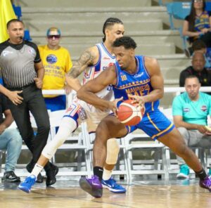 Mauricio-Gerardo Suero del Mauricio Báez es defendido por Víctor Liz, de San Lázaro.