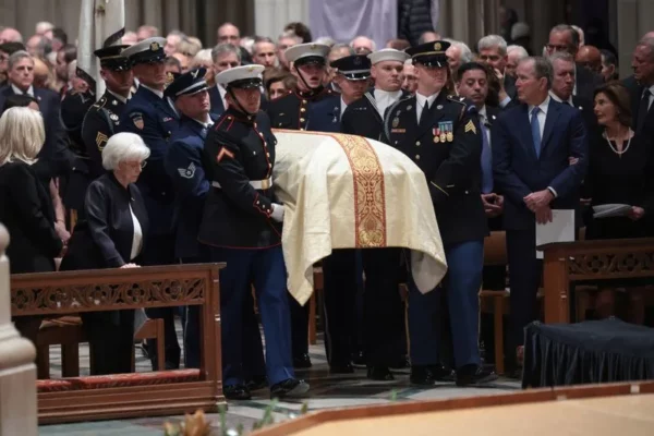 Militares portando el féretro de Dick Cheney