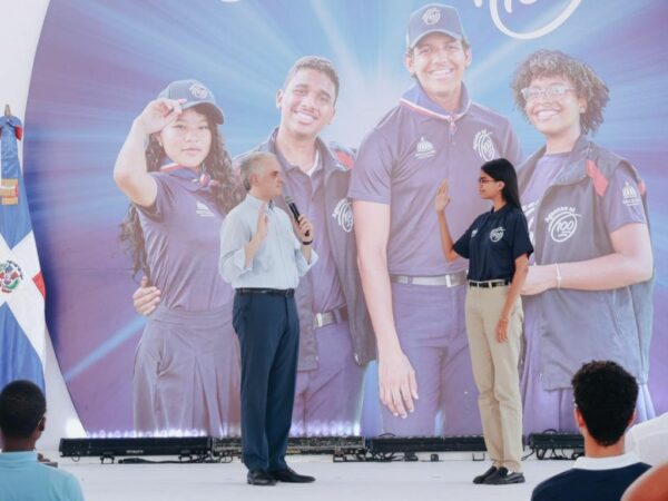 El ministro Luis Miguel de Camps junto a su equipo y personalidades en el acto.