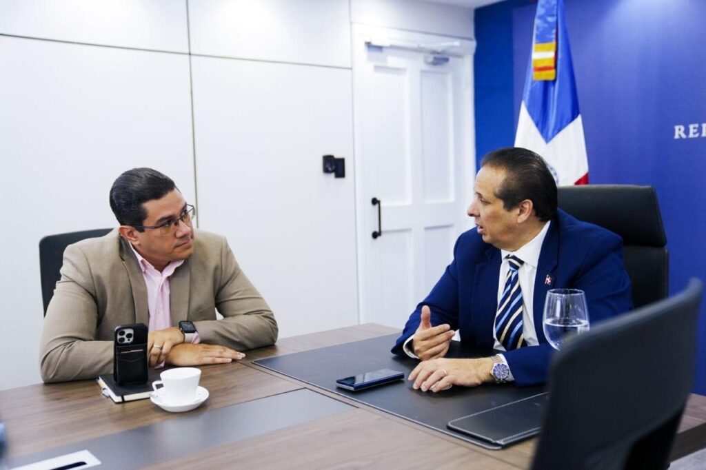Ministro de Salud Pública, Víctor Atallah y viceministro Salud Colectiva, Eladio Pérez, en la creación del FONSAP.
