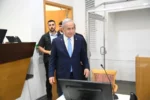 Imagen de archivo del primer ministro israelí, Benjamin Netanyahu, en una de las sesiones de su juicio por corrupción en el tribunal de distrito de Tel Aviv.