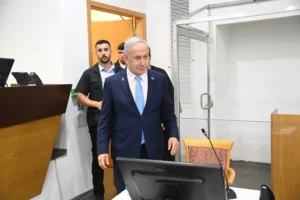 Imagen de archivo del primer ministro israelí, Benjamin Netanyahu, en una de las sesiones de su juicio por corrupción en el tribunal de distrito de Tel Aviv.