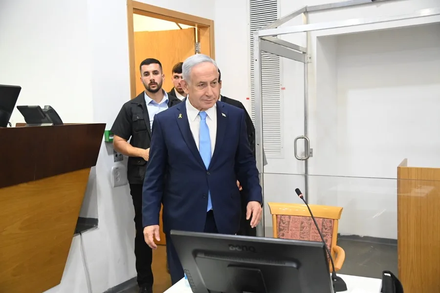 Imagen de archivo del primer ministro israelí, Benjamin Netanyahu, en una de las sesiones de su juicio por corrupción en el tribunal de distrito de Tel Aviv.