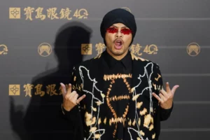 El cantante malasio Namewee posa a su llegada a la 31ra edición de los Premios Golden Melody en Taipéi, Taiwán, el 3 de octubre de 2020.