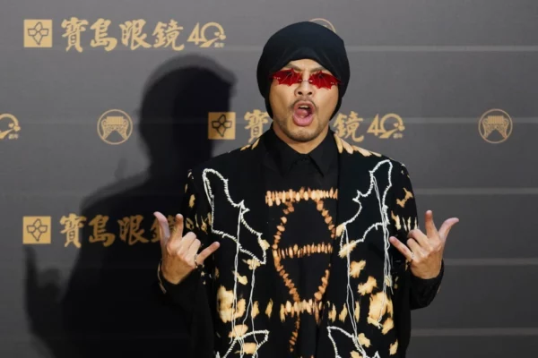 El cantante malasio Namewee posa a su llegada a la 31ra edición de los Premios Golden Melody en Taipéi, Taiwán, el 3 de octubre de 2020.