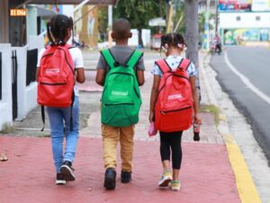 Niños reciben útiles escolares en Salcedo.