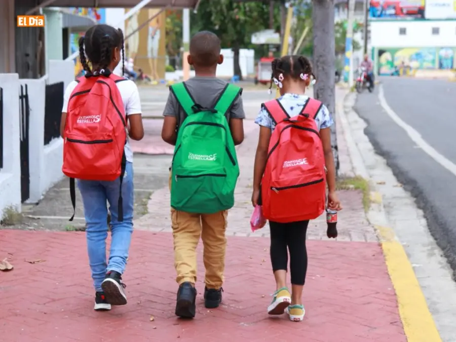 Niños reciben útiles escolares en Salcedo.