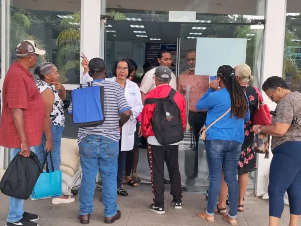 Pacientes se acercan a la puerta del Incart para saber si podrán recibir asistencia médica. Guillermo Burgos.