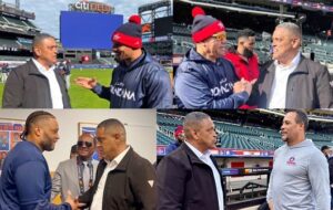 Peloteros dominicanos de GL saludan a Roberto Rojas en New York. Fuente externa.