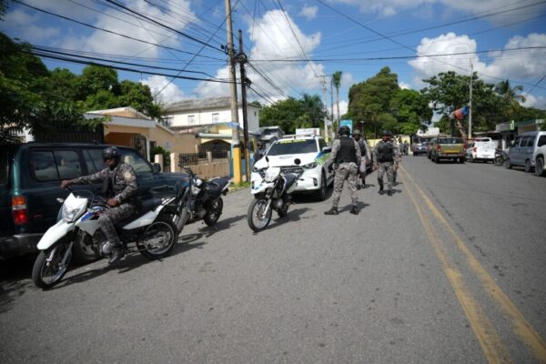 Policias y militares