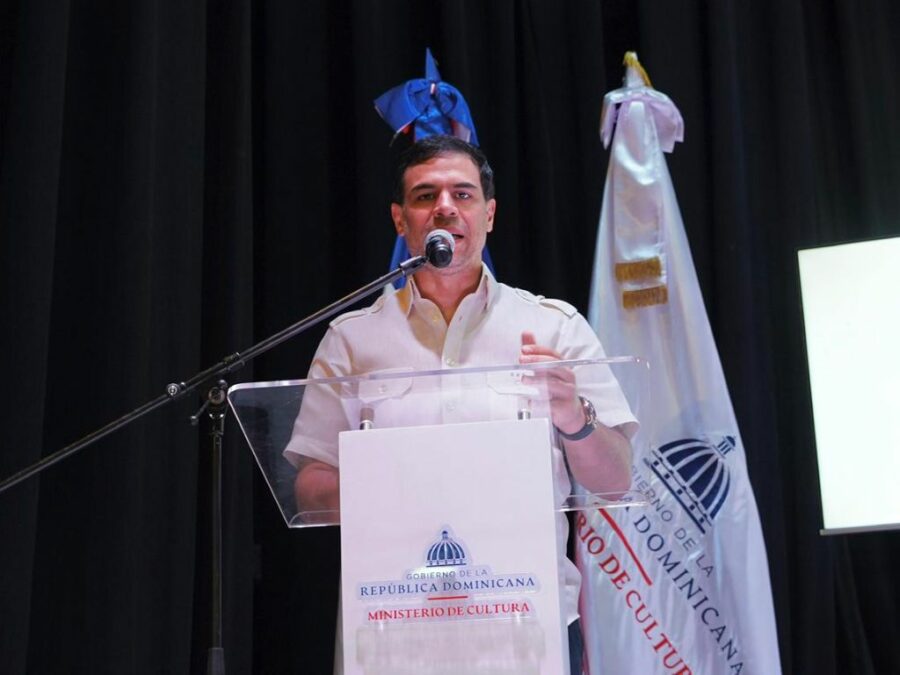 Ministro de Cultura Roberto Ángel Salcedo en Santiago.