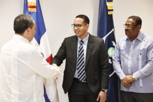 Director del SNS juramenta nuevo director del Hospital Municipal de Boca Chica. Fuente externa.