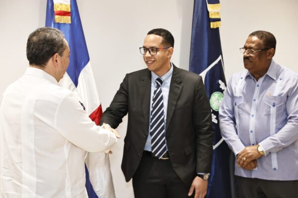 Director del SNS juramenta nuevo director del Hospital Municipal de Boca Chica. Fuente externa.