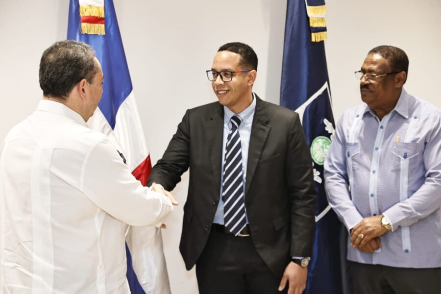 Director del SNS juramenta nuevo director del Hospital Municipal de Boca Chica. Fuente externa.