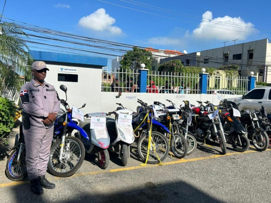 Policía retiene motocicletas por carreras clandestinas.