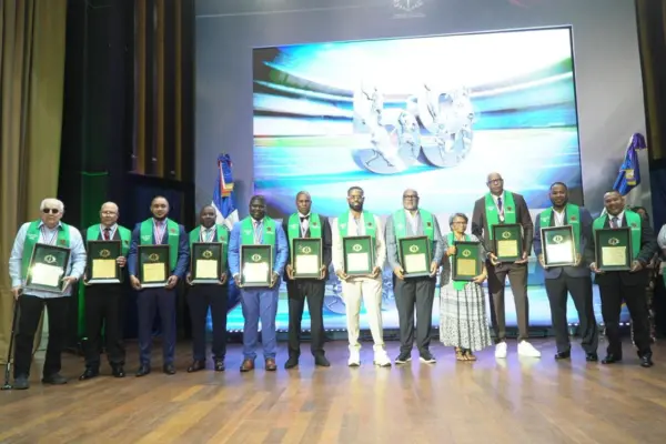 Desde la izquierda, los nuevos Gonzalo Mejía, Wilfredo Almonte, Luis Benítez, Juan Carlos Jacinto, Rubel Salomón, José Offerman, José Reyes, Cristian Cruz, Francisca Cabrera de la Cruz, Charlie Villanueva, Edwin Encarnación y Joan Guzmán.