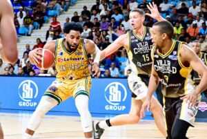 San Carlos-Juan Guerrero, de San Carlos, driblea el balón ante los jugadores defensas del Rafael Barias, James Montgomery y Roberto Tamarez.