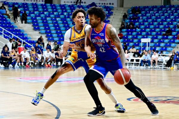 San Láaro-Adonys Henríquez, quien fue vital en la victoria de San Lázaro, es defendido por Luis Feliz, de Mauricio Báez.