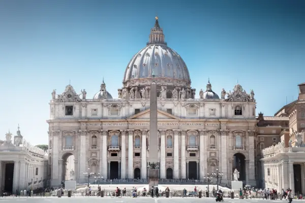 El Vaticano rectifica la monogamia.