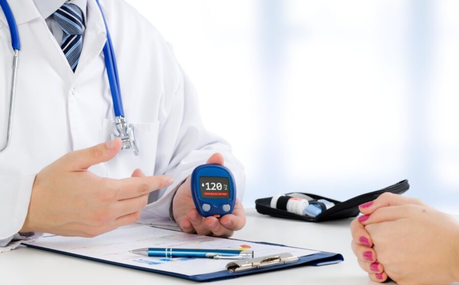 Toma de muestra del nivel de glucemia.