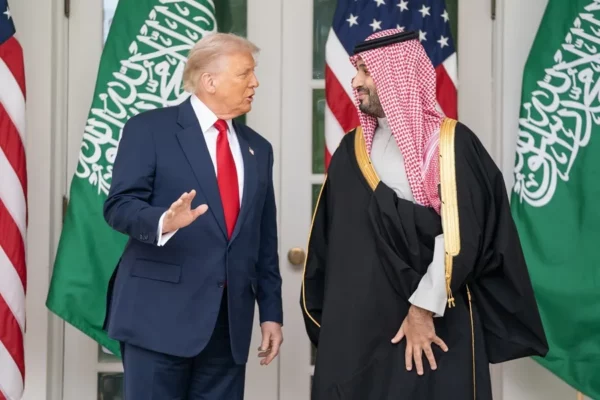 El presidente de EE.UU., Donald Trump (i), y el príncipe heredero saudí, Mohammed bin Salmán, durante una reunión en la Casa Blanca este martes.