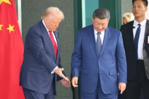 El presidente de EE.UU., Donald Trump (i), y su homólogo chino, Xi Jinping (d), en una fotografía de archivo.