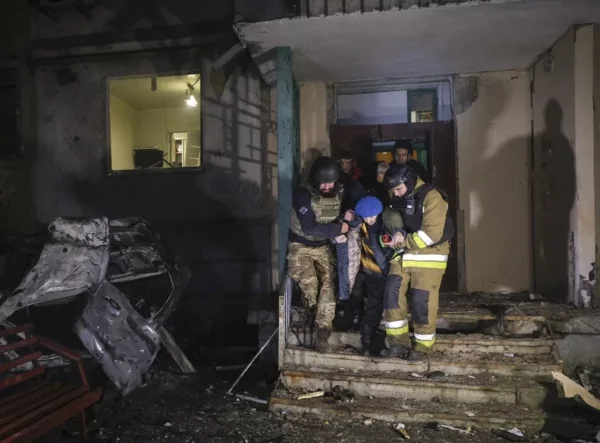 Rescatistas ucranianos evacúan a una persona tras un ataque ruso contra un edificio residencial en Járkov, noreste de Ucrania, este 19 de noviembre.