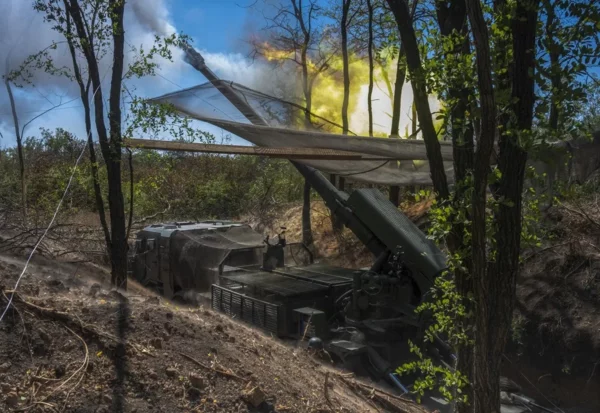 Soldados de la 44ª Brigada de Artillería Independiente disparan un obús en el frente de Zaporiyia, en una imagen de archivo.