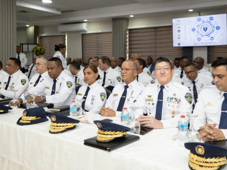 Nuevo uniforme blanco para los policías que trabajan en oficina.