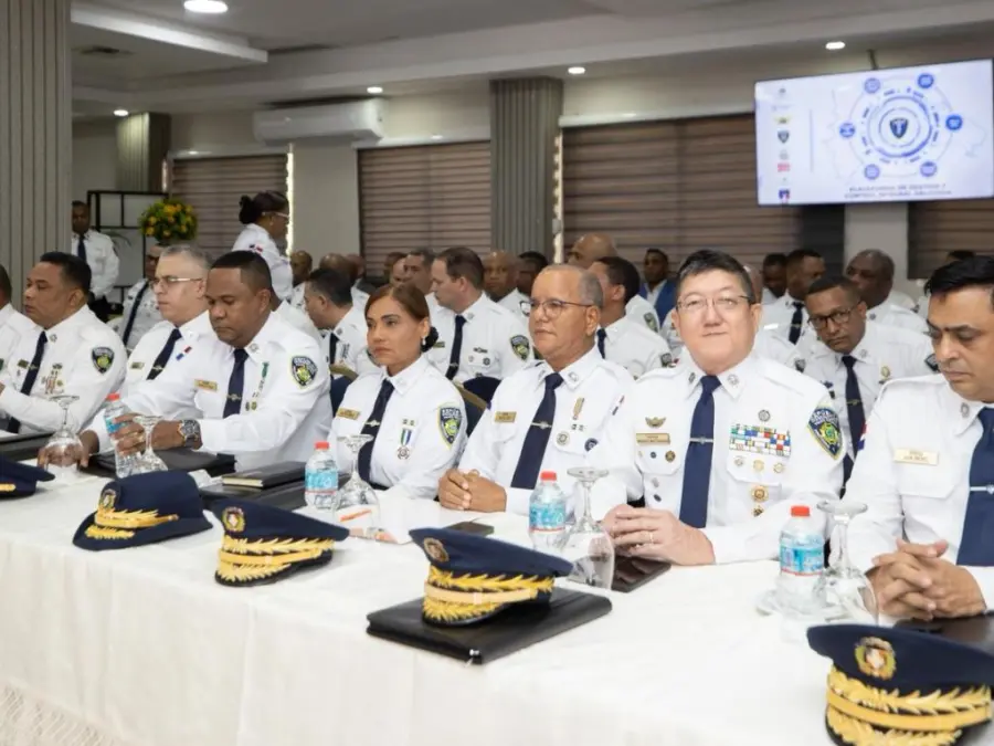 Nuevo uniforme blanco para los policías que trabajan en oficina.