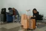 Viajeros varados en un aeropuerto de los Estados Unidos