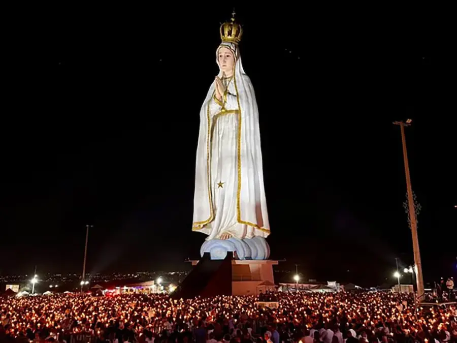 El monumento, dedicado a Nuestra Señora de Fátima, alcanza los 54 metros de altura