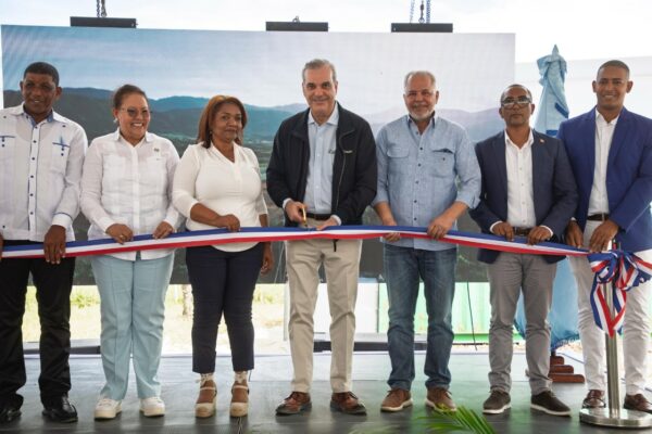 Abinader inaugura carreteras en San Juan