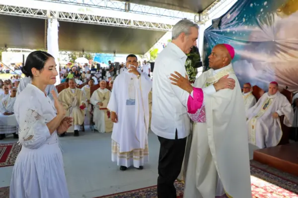 Piergiorgio Bertoldi,- Nuncio Apostólico-Abinader