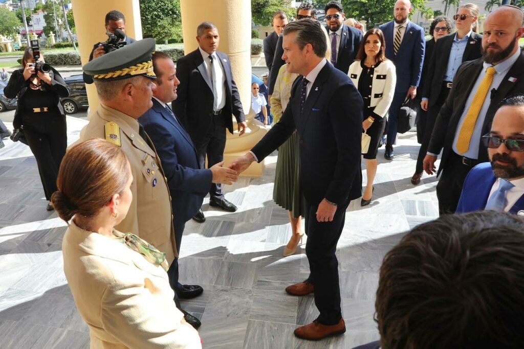 secretario de Defensa-Paliza 