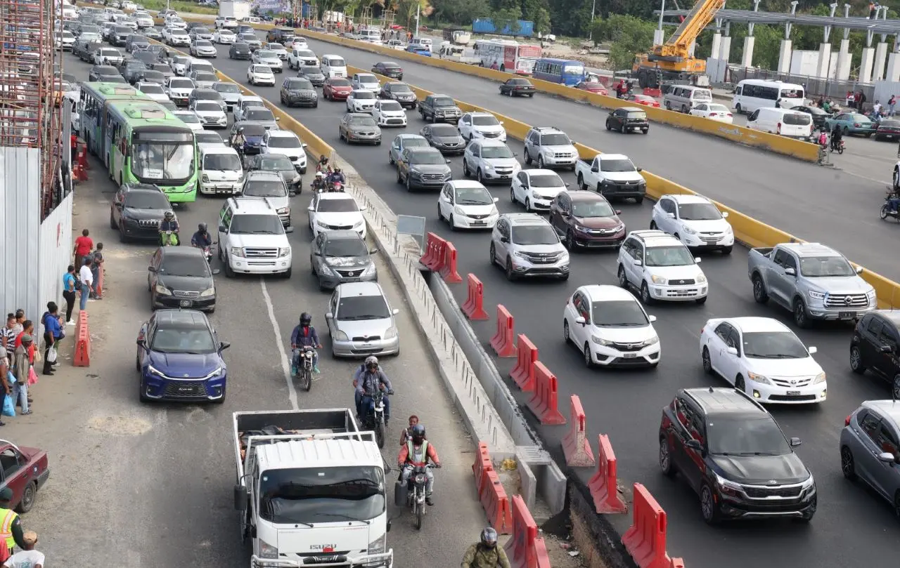 Tapones afectan la salud física y mental de miles de conductores en Santo Domingo