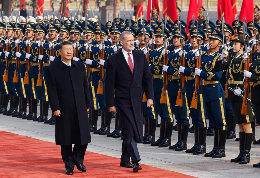 Fotografía de la ceremonia de recibimiento al rey de España, Felipe VI (d), por parte parte del presidente chino, Xi Jinping, en el Gran Palacio del Pueblo, en Pekín (China).