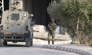 Soldados israelíes toman posiciones durante una operación militar en Tamún, cerca de la ciudad de Tubas.