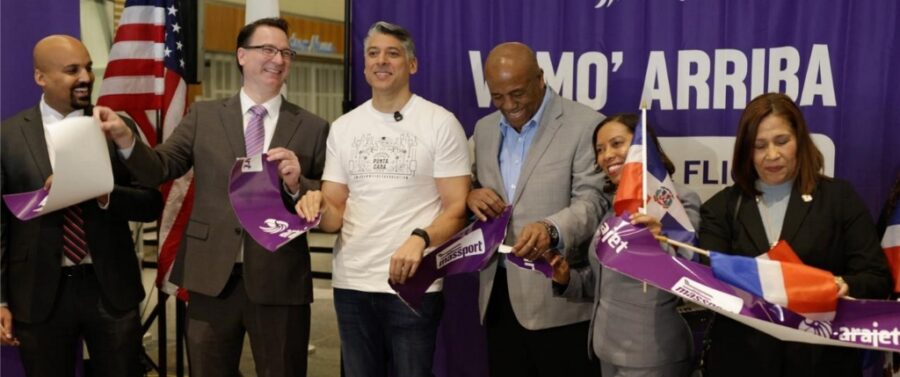 Víctor Pacheco realiza corte de cinta con las autoridades de la ciudad de Boston, en el mostrador de Arajet del Aeropuerto Logan de Boston (BOS).
