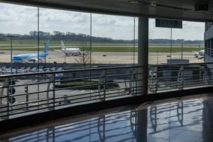 Vista del desierto aeropuerto internacional de Bruselas.