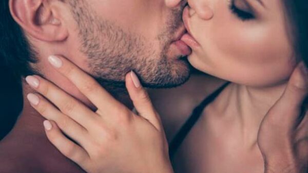 Besos apasionados pueden transmitir virus.