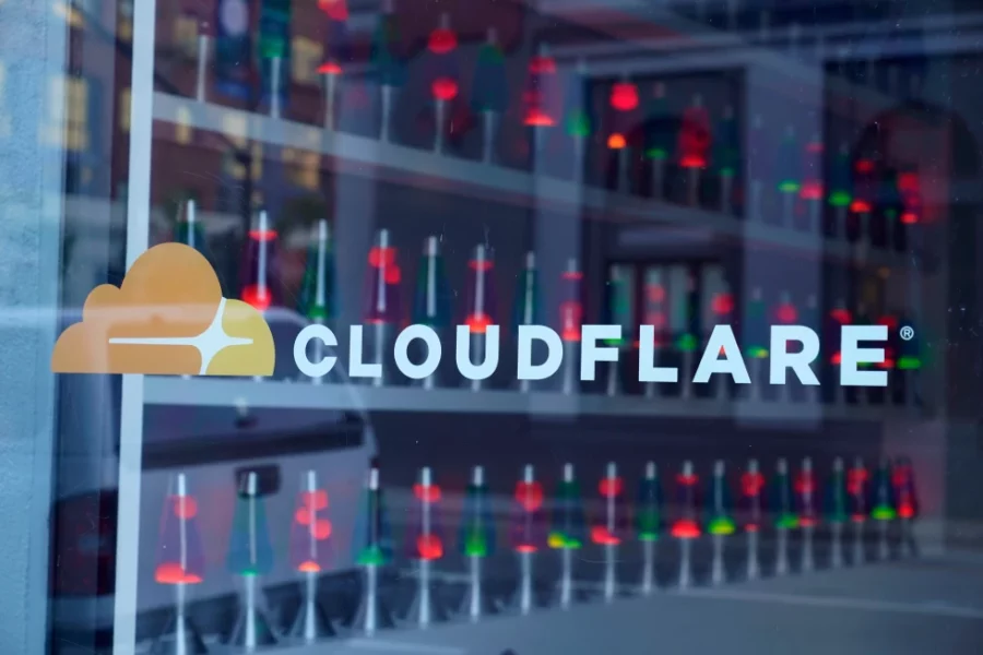 Logo del proveedor de infraestructura de internet Cloudflare en sus oficinas en San Francisco, miércoles 31 de agosto de 2022.