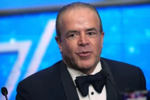 El presidente de la Organización Miss Universo y empresario mexicano Raúl Rocha Cantú asiste a una conferencia de prensa después del certamen de belleza en la provincia de Nonthaburi, Tailandia,