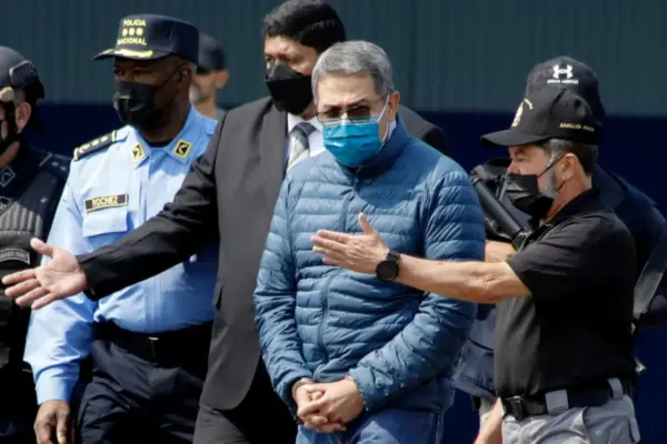 El expresidente Juan Orlando Hernández recibe indulto.