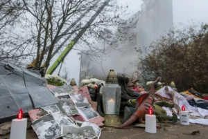 Ternopil (Ukraine), 20/11/2025.- A Un memorial improvisado cerca del lugar donde un ataque ruso impactó un edificio residencial de gran altura en Ternópil.