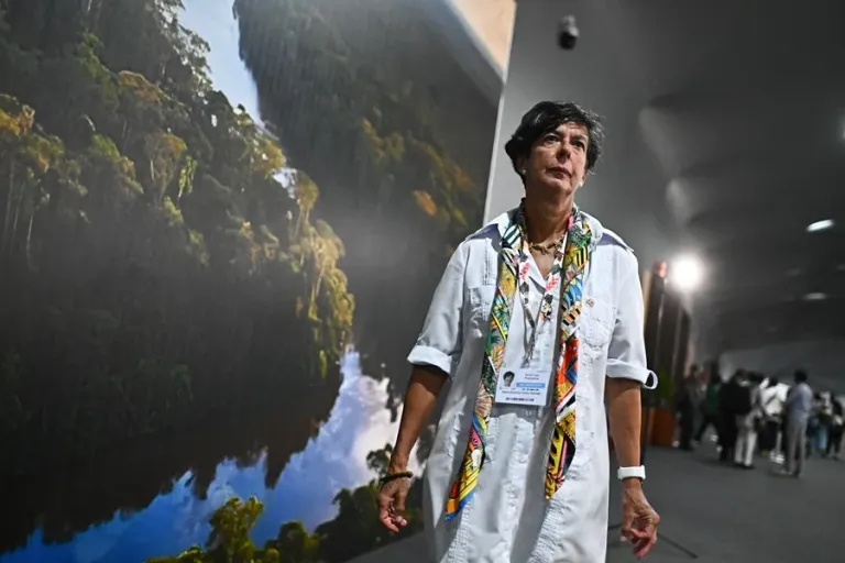 la directora regional