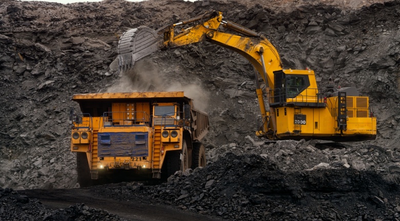 Camiones pesados en la mina.